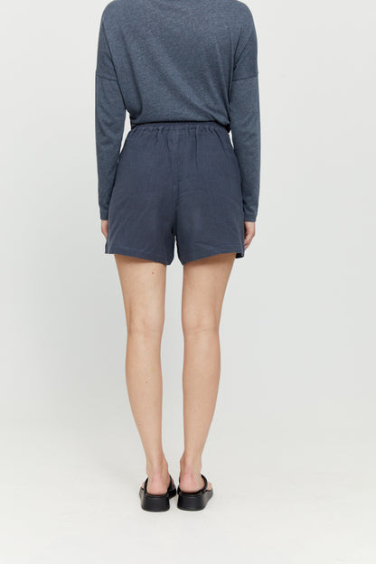 SALE: Leinen Shorts in Tintenblau von Mazine